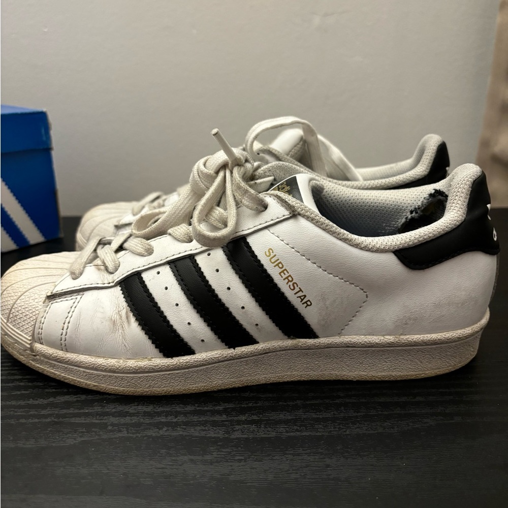 Adidas Superstar J size 5.5 in kids (size 7 in women) Used